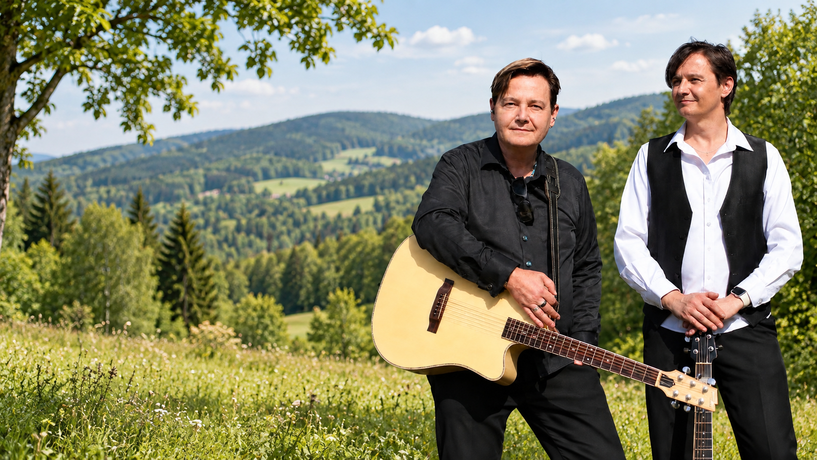Rocco und Marc vor einer Berglandschaft